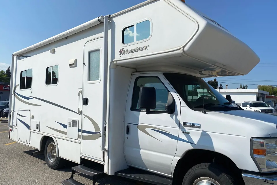 2010 Adventurer M-240DB - Calgary Motorhome Rental
