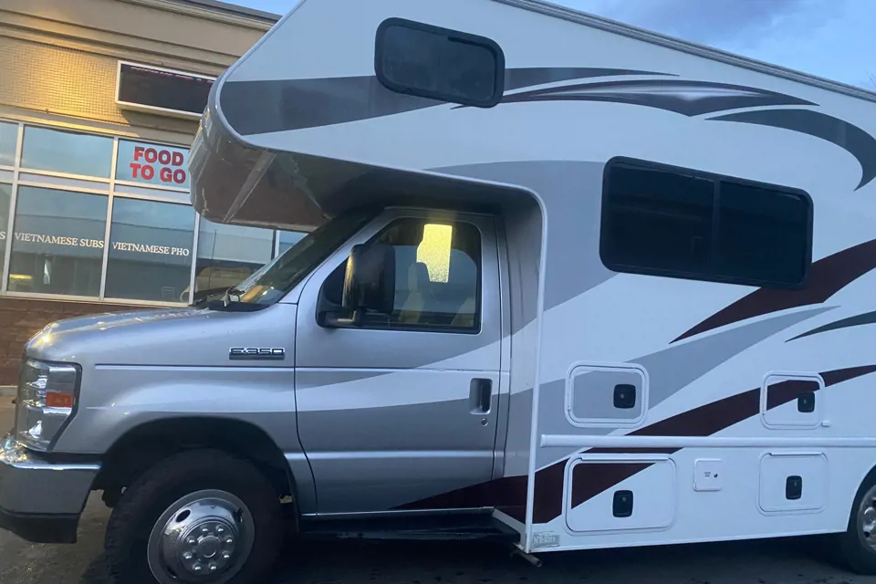 2017 Adventurer 23RB - Calgary Motorhome Rental