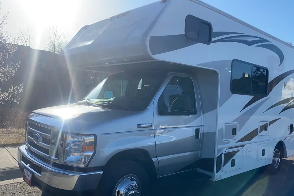 2018 Adventurer M-23RB - Calgary Motorhome Rental